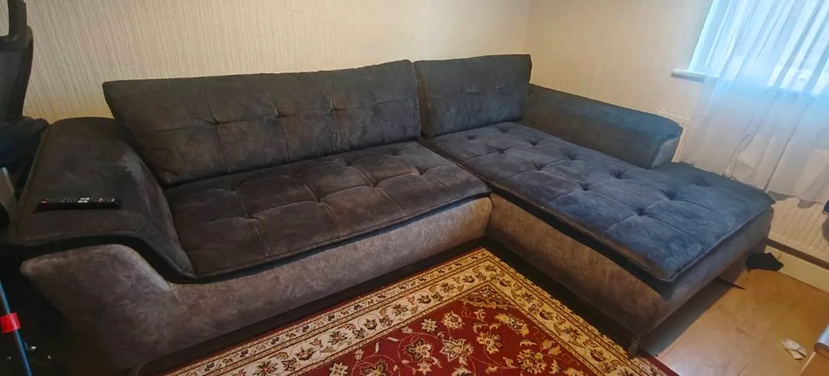 Beautiful corner couch - Image 1