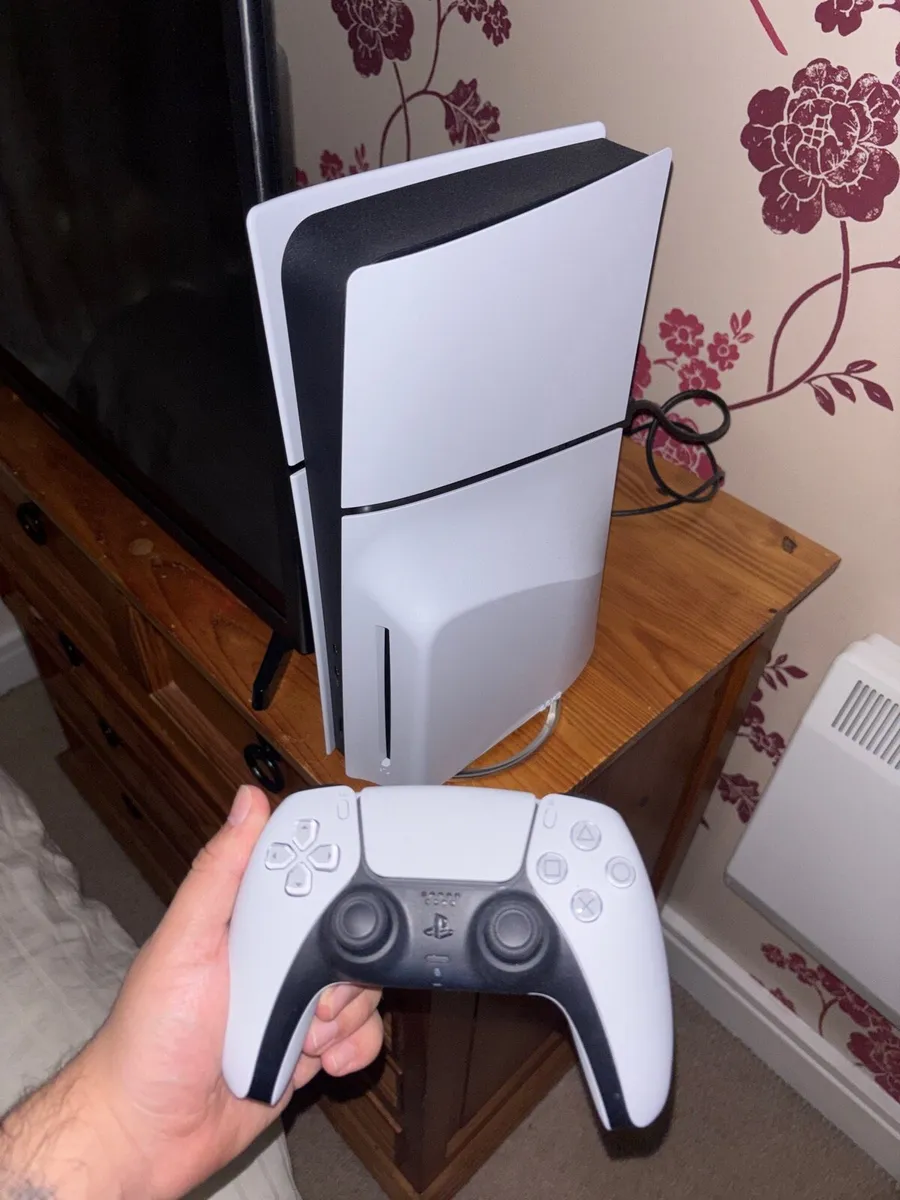 Ps5 disc version, one controller, box and receipt