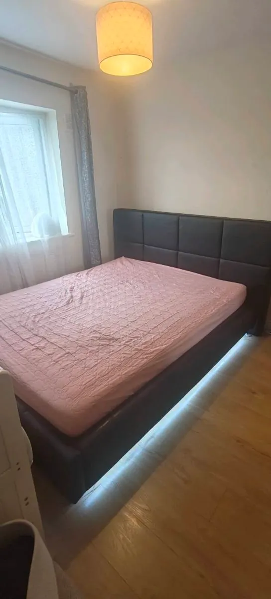 Black king size bed - Image 1