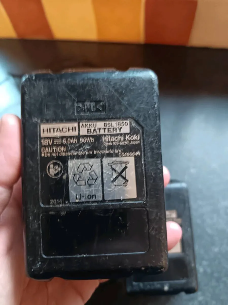 Hitachi charger + 2 Battery's - Image 2