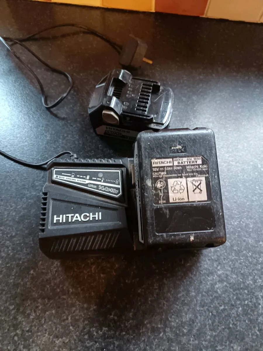 Hitachi charger + 2 Battery's - Image 3
