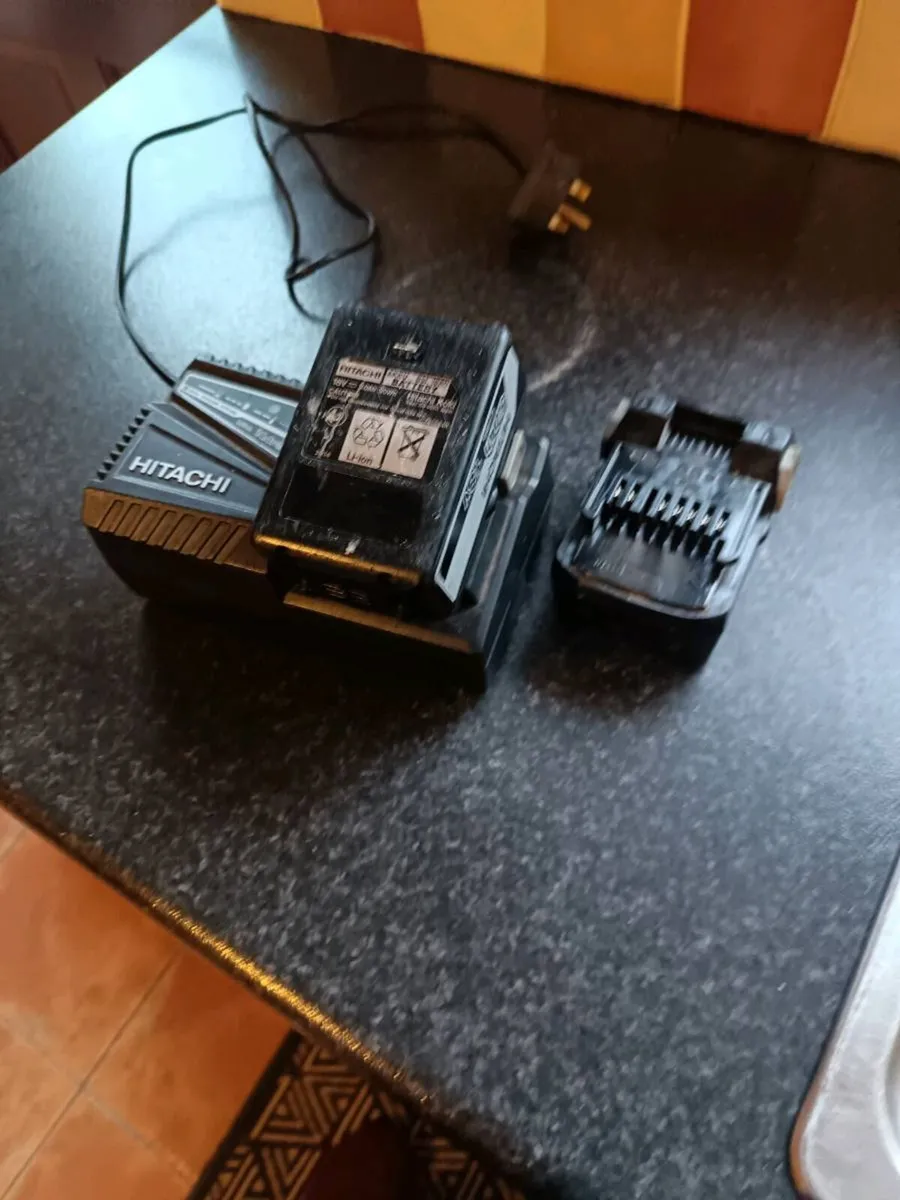 Hitachi charger + 2 Battery's - Image 1