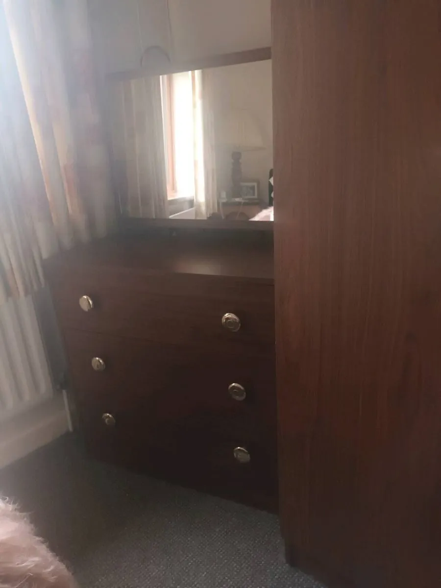 Dressing table  and wardrobe  for  sale very good - Image 3