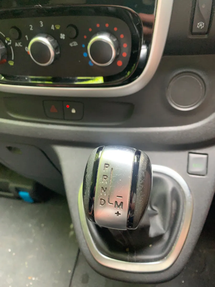 202  RENAULT TRAFFIC DIESEL  AUTOMATIC - Image 3