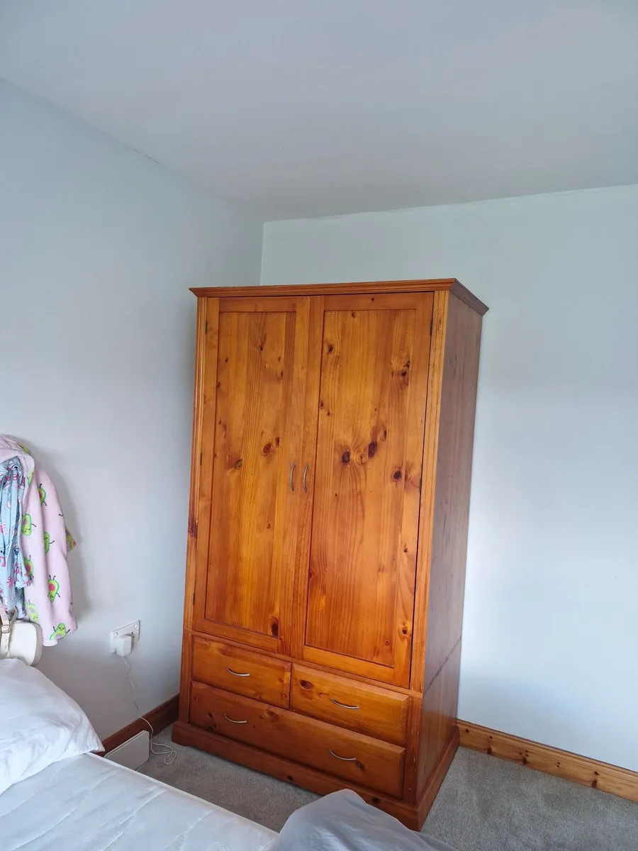 LARGE SOLID WARDROBE - Image 3