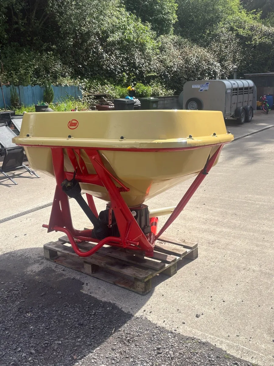 Vicon 1153 Fertliser Spreader - Image 2