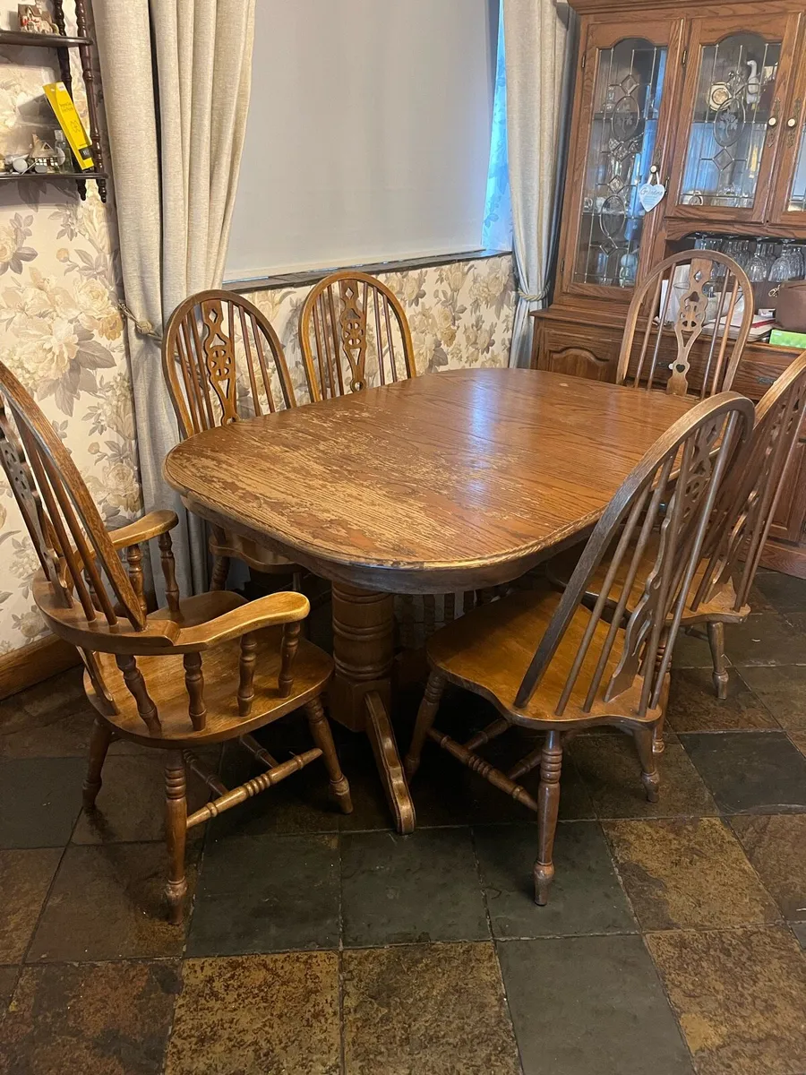 Solid oak extendable table & 6 chairs - Image 1