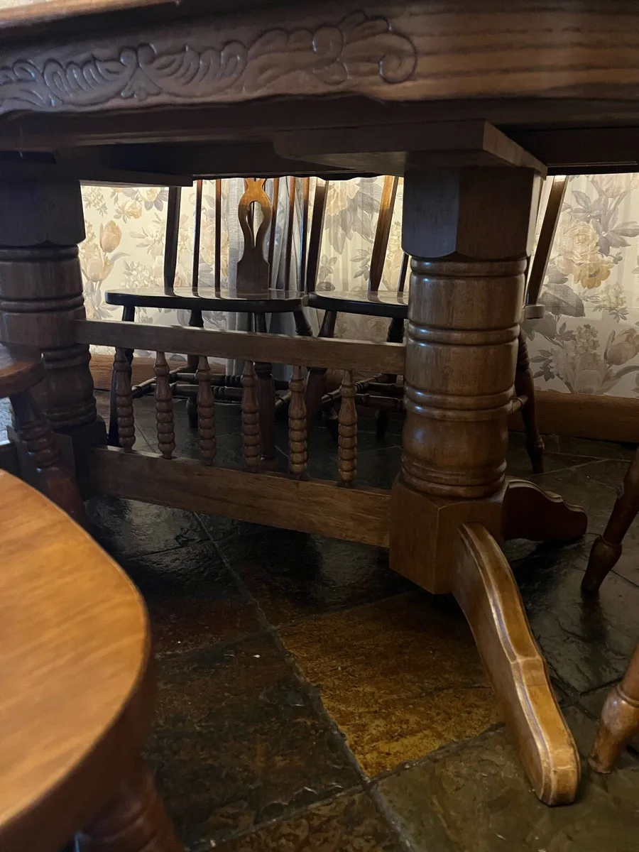 Solid oak extendable table & 6 chairs - Image 3