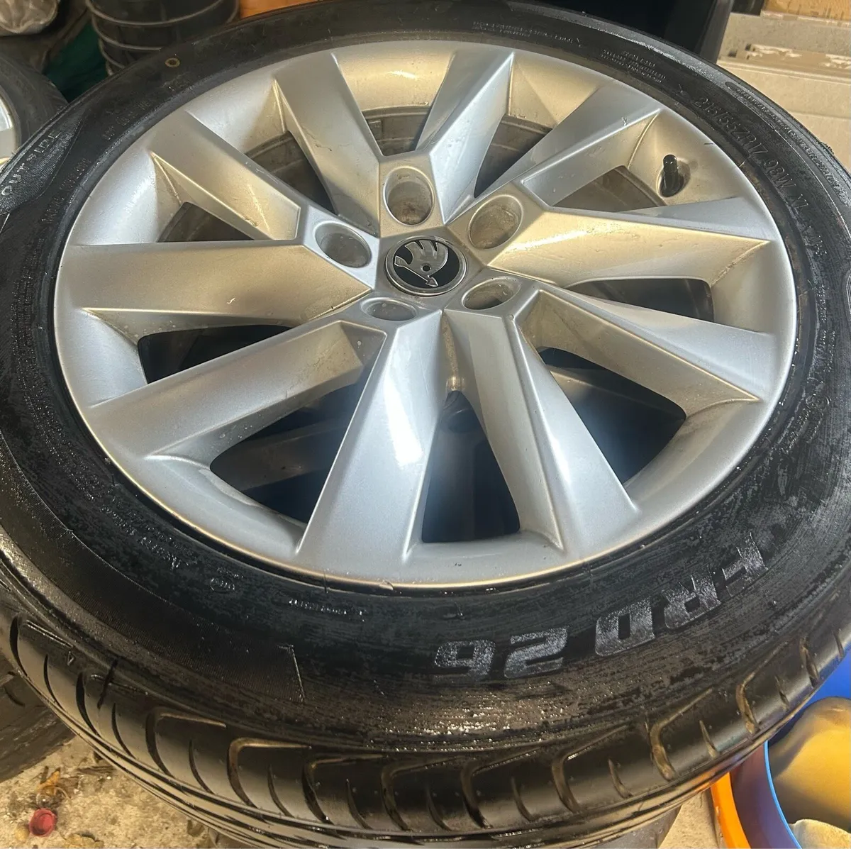 4 genuine Skoda Superb alloys +new tyres- can meet - Image 1