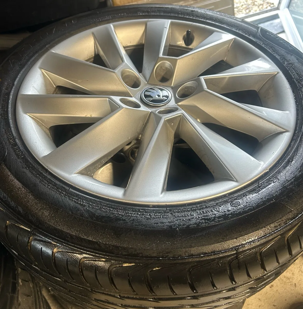 4 genuine Skoda Superb alloys +new tyres- can meet - Image 2