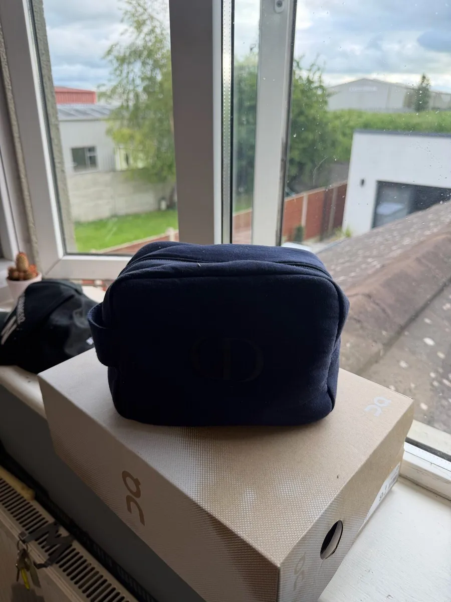 dior wash bag