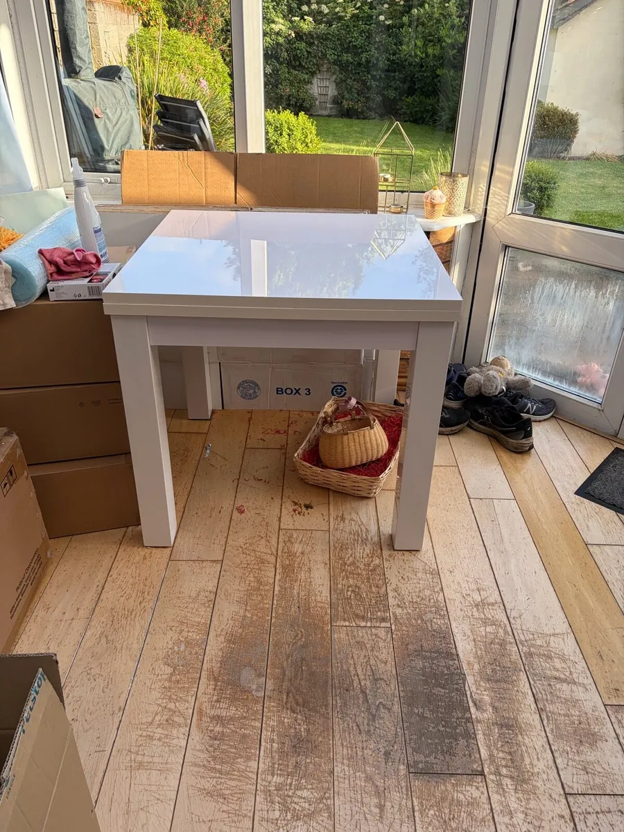 White high gloss extending dining table - Image 1