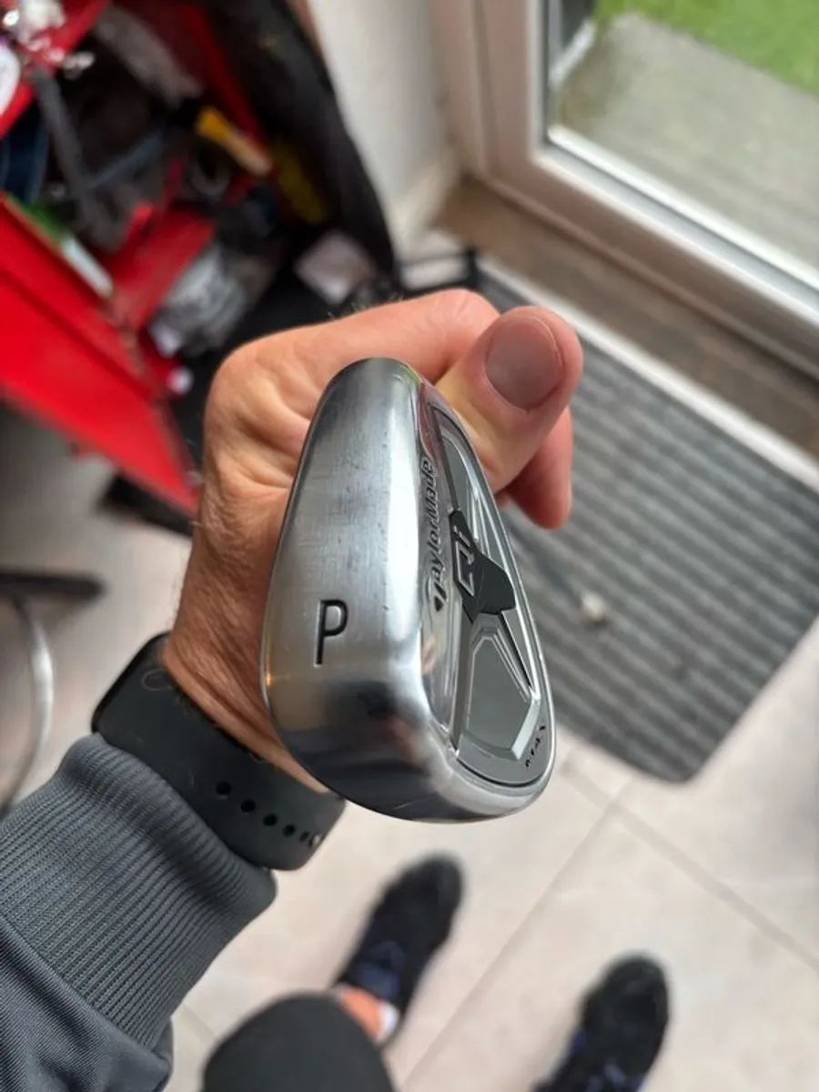 Taylormade Qi max irons regular shaft - Image 1
