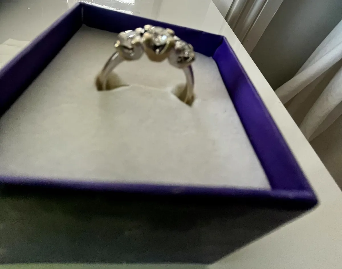 18ct White Gold 3-Stone Diamond Ring – Size 58 (Q) - Image 3