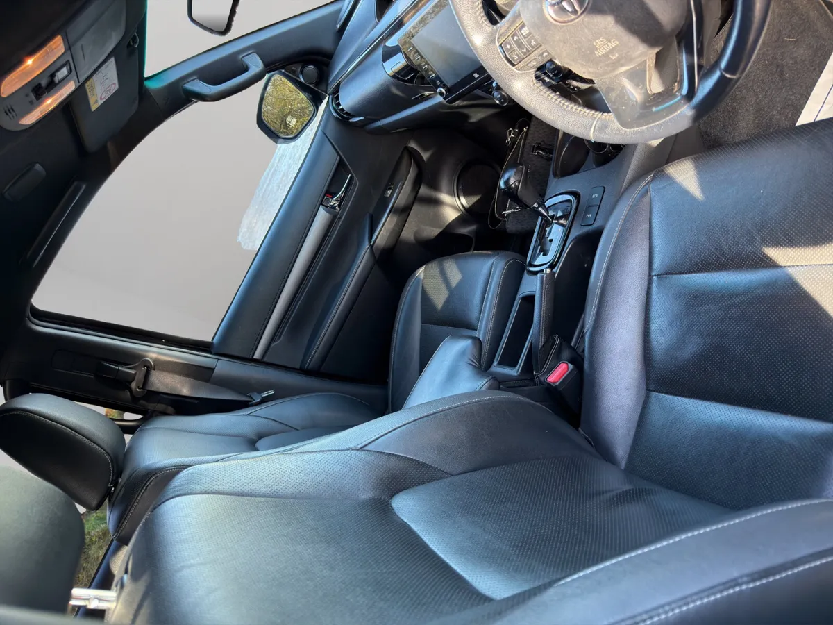 Toyota Hilux 2023 Invincible X - Image 4