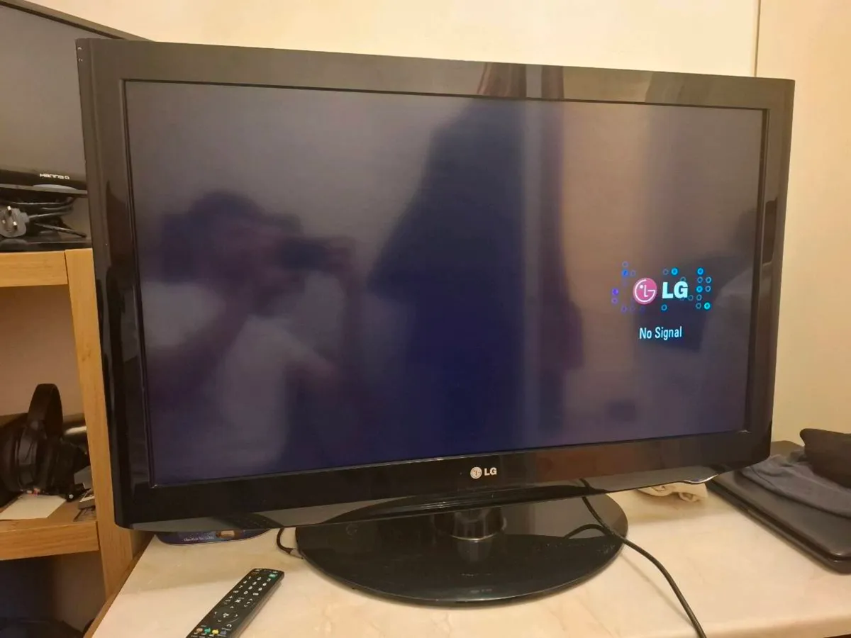 LG 37" TV - Image 3