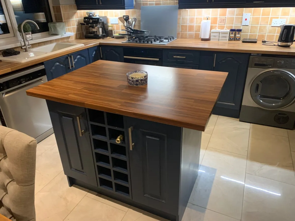 Kitchen Island - Image 1