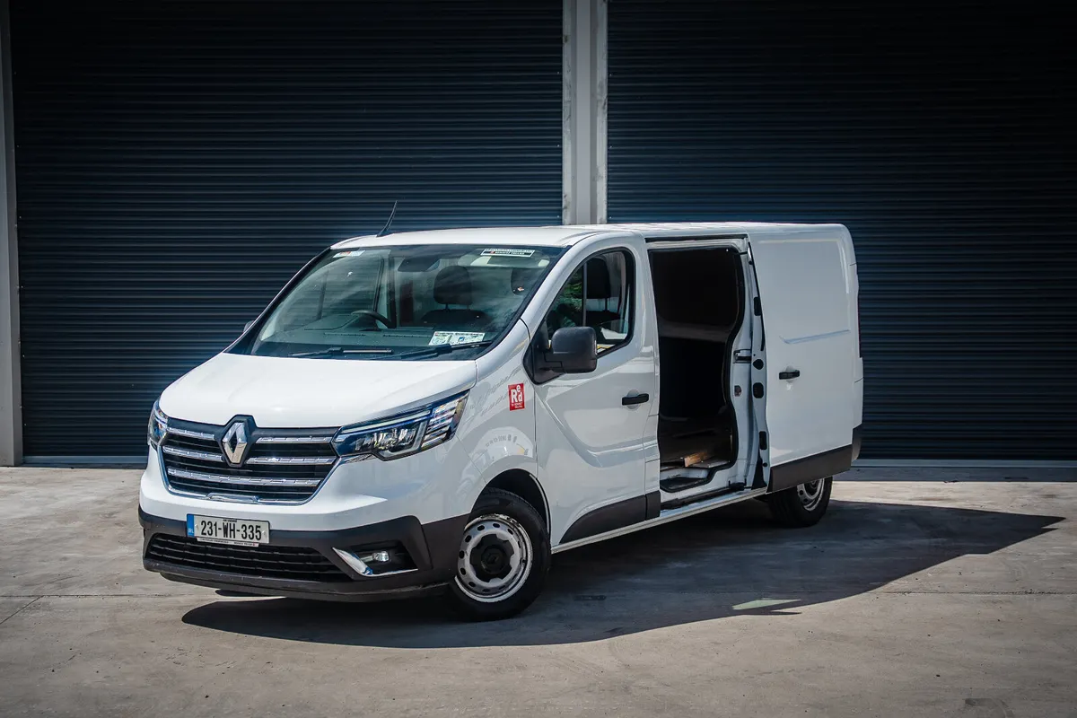 231 Red Edition Renault Trafic - Image 3
