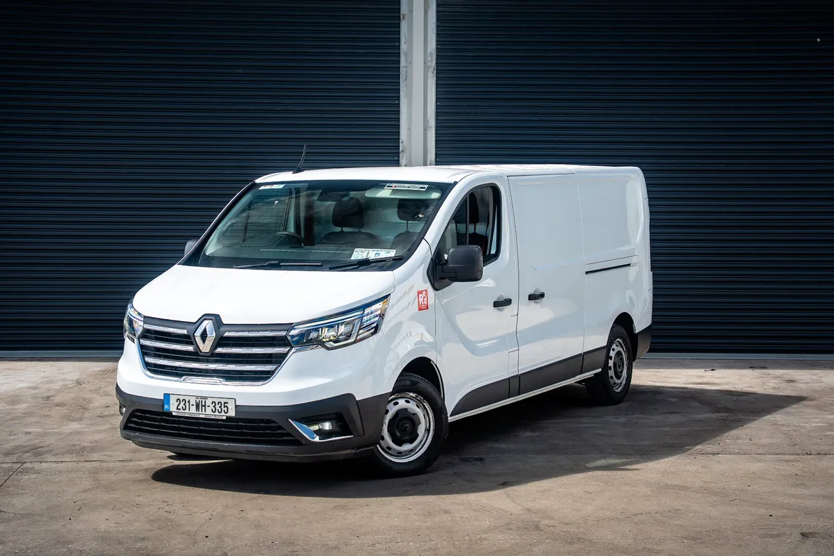 231 Red Edition Renault Trafic - Image 2