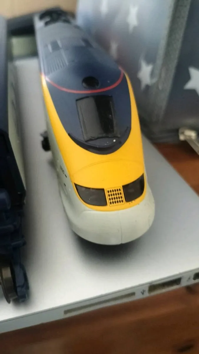HORNBY TRAIN 00 GAUGE EUROSTR CLASS 2030 CAR SET - Image 1