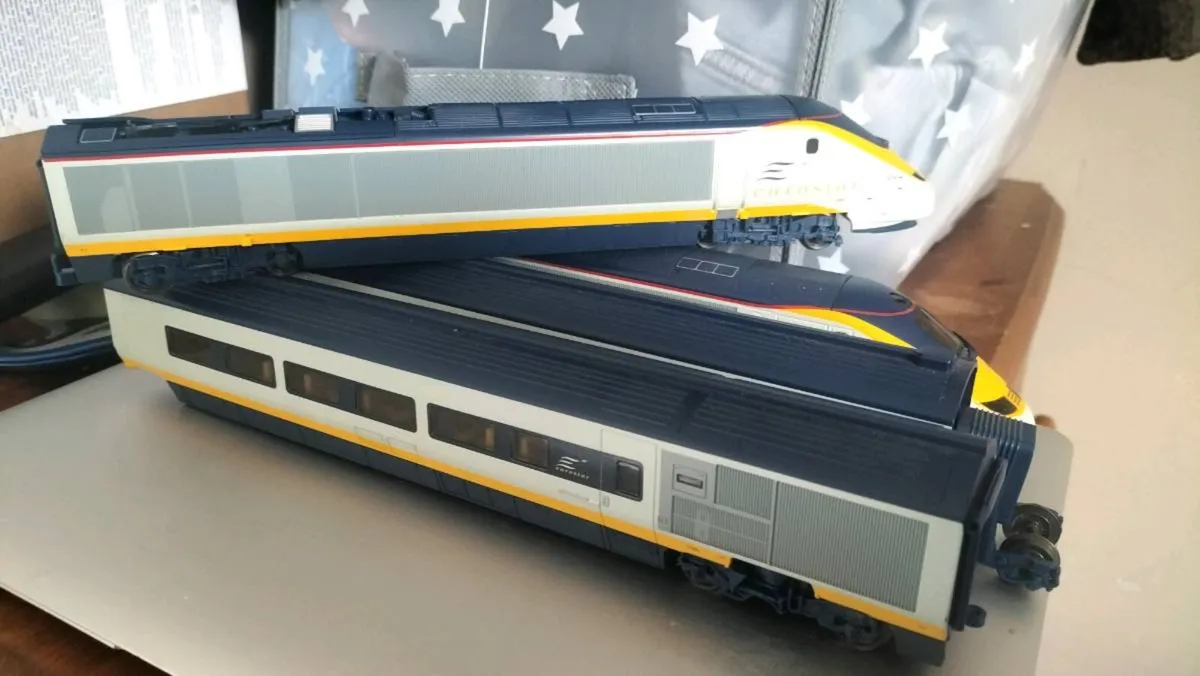 HORNBY TRAIN 00 GAUGE EUROSTR CLASS 2030 CAR SET - Image 4