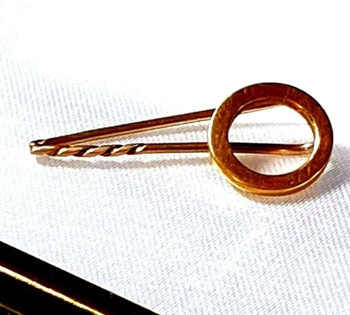 Vintage 9ct Gold Tie Pin - Image 1