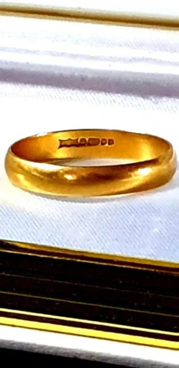 Vintage 18k Gold Wedding Ring - Image 1