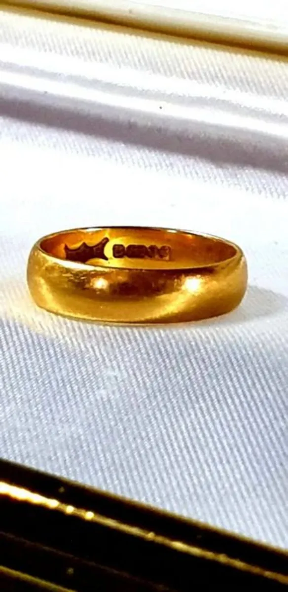 Vintage 18k Gold Wedding Ring - Image 1