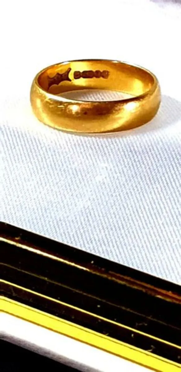 Vintage 18k Gold Wedding Ring - Image 3