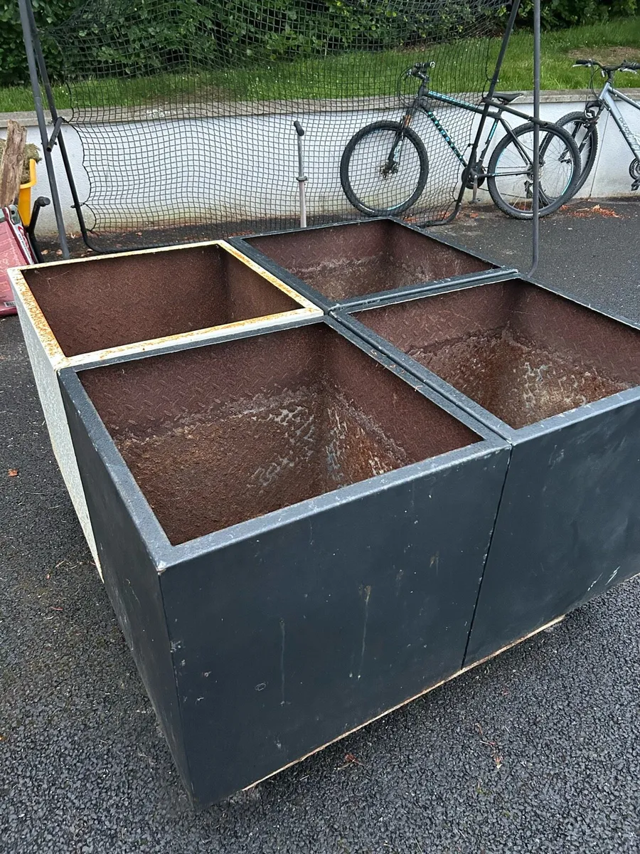 Metal planter - Image 1