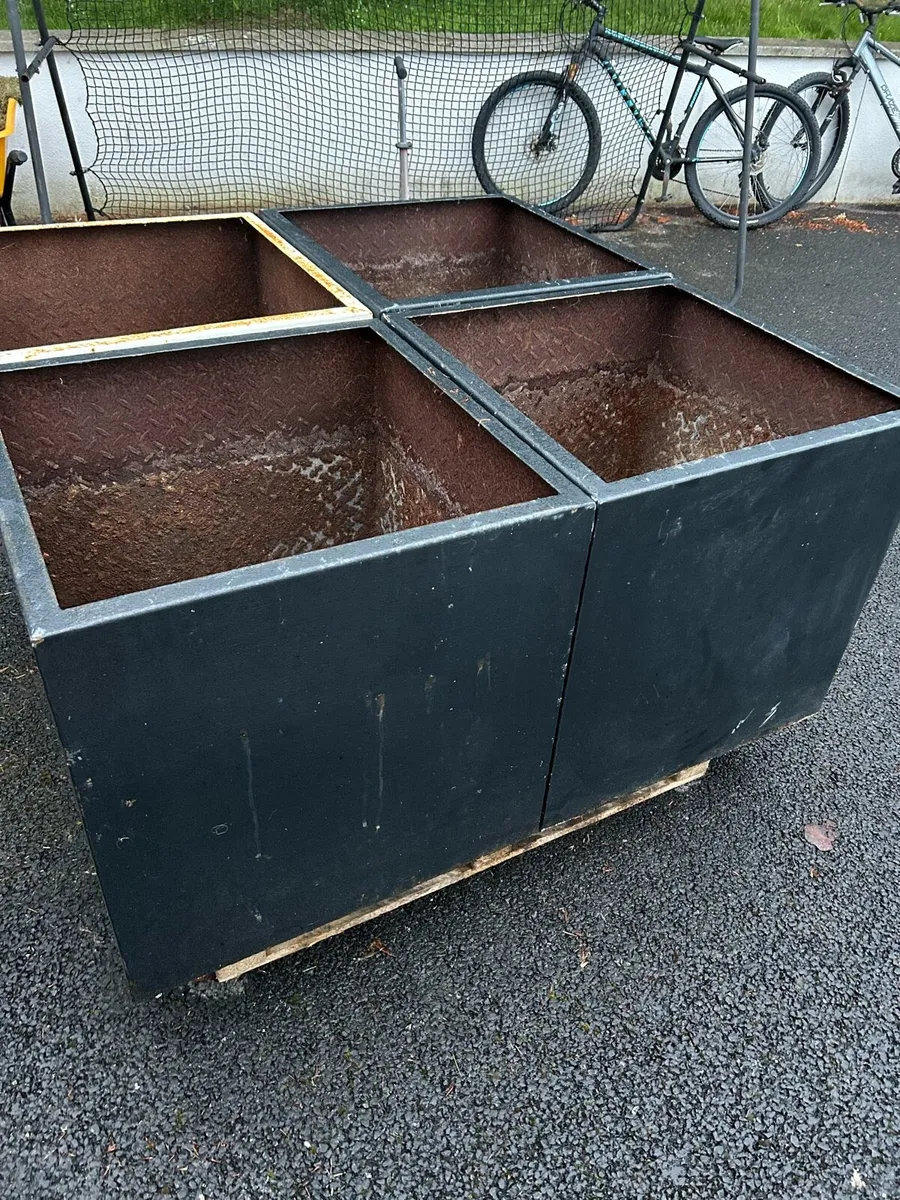 Metal planter - Image 2
