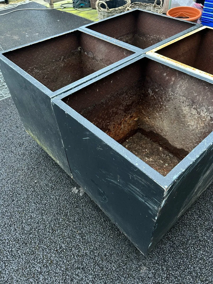 Metal planter - Image 3