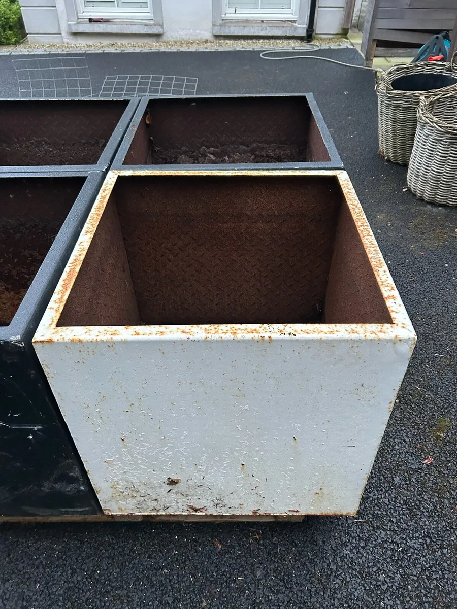 Metal planter - Image 4