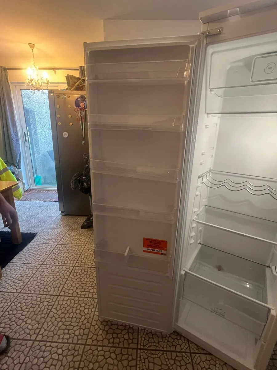 Hotpoint built-in fridge - Image 3