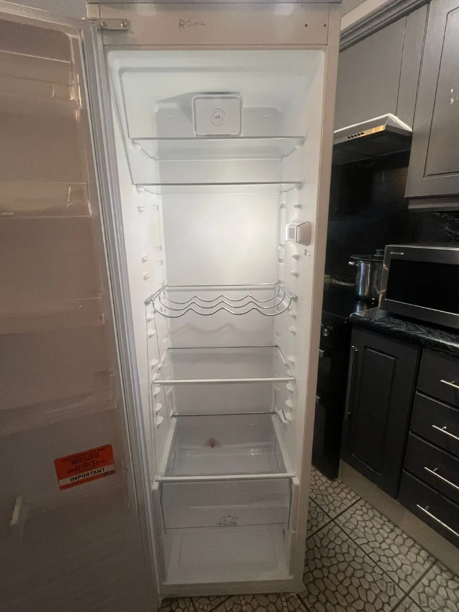 Hotpoint built-in fridge - Image 2