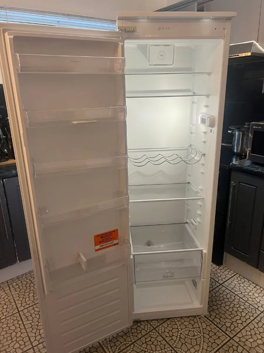 Hotpoint built-in fridge - Image 4