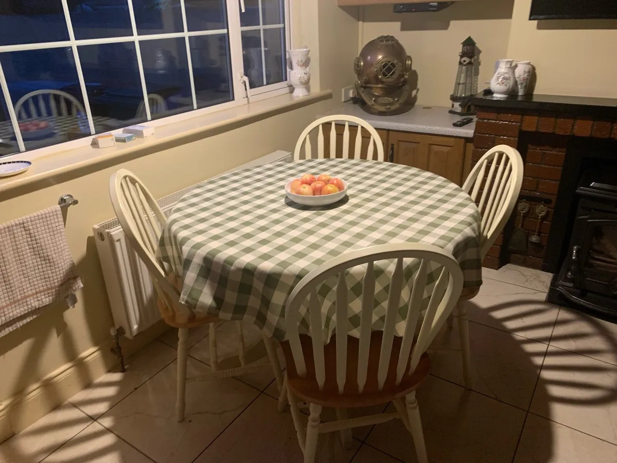 Round dining room table - Image 1