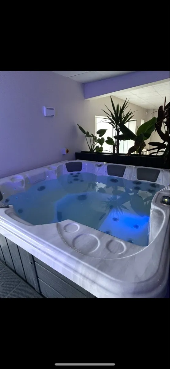 Balboa 6 Person Hot Tub / Jacuzzi - Image 1