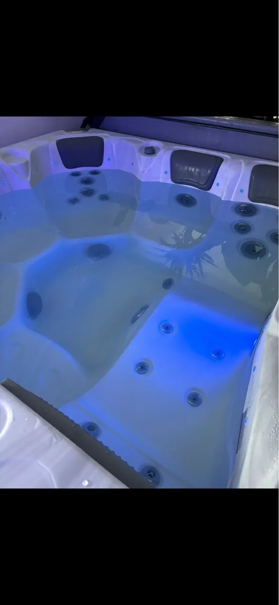 Balboa 6 Person Hot Tub / Jacuzzi - Image 2