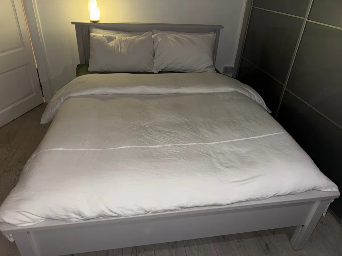 Bed frame - Image 1