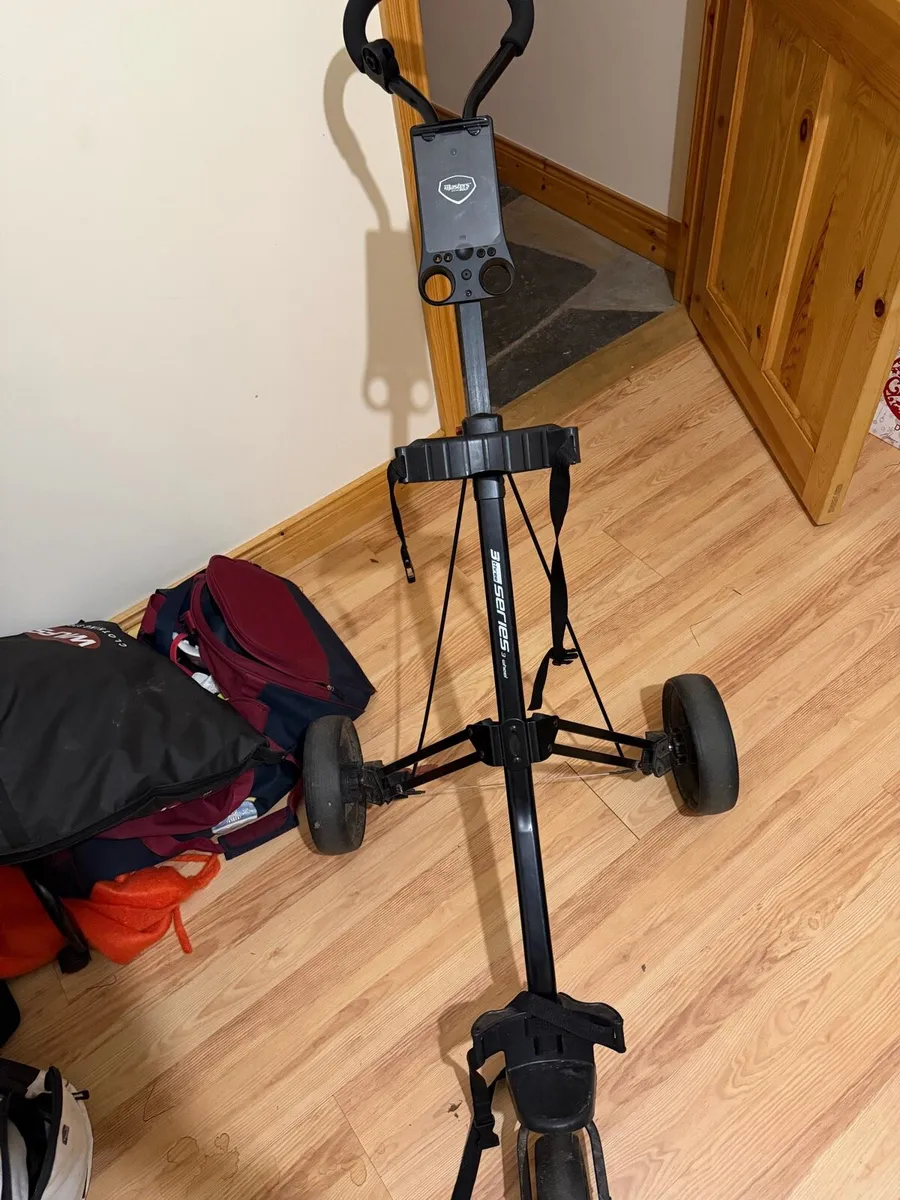 Taylormade Bag & Trolley - Image 3