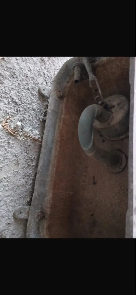 Old antique toilet cistern - Image 2