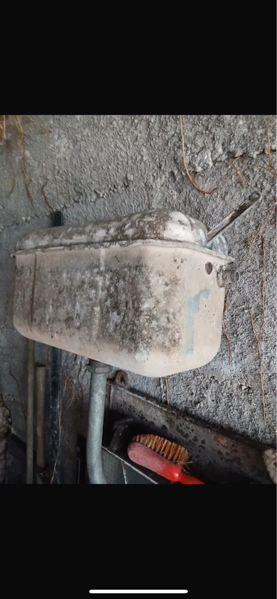 Old antique toilet cistern - Image 3