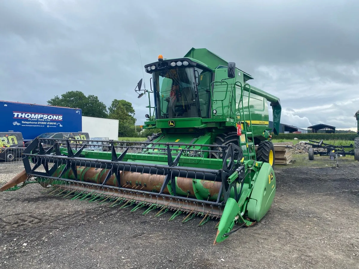 2008 John Deere T550 Combine 890 hours - Image 1