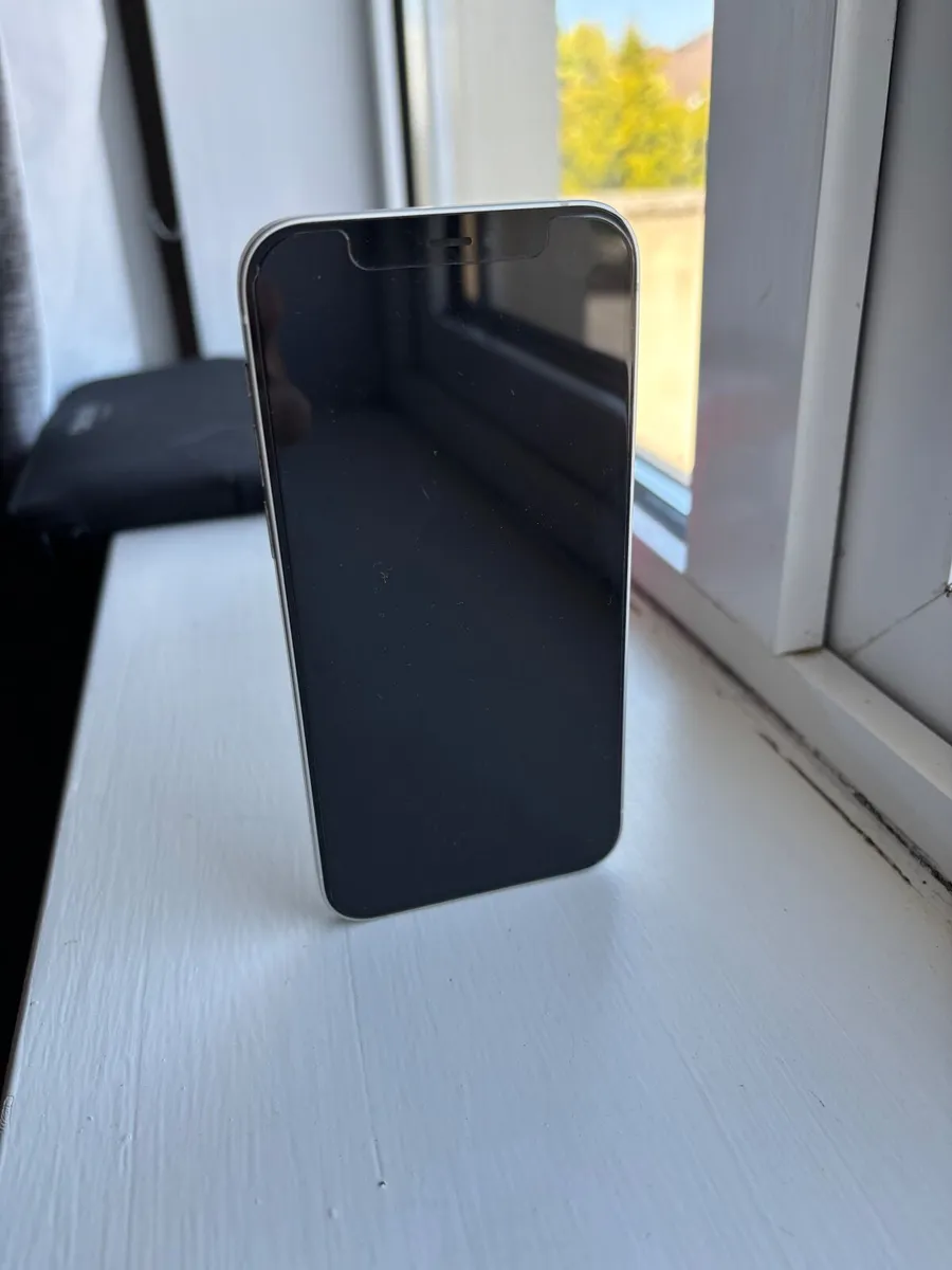 iPhone 12 - Image 4