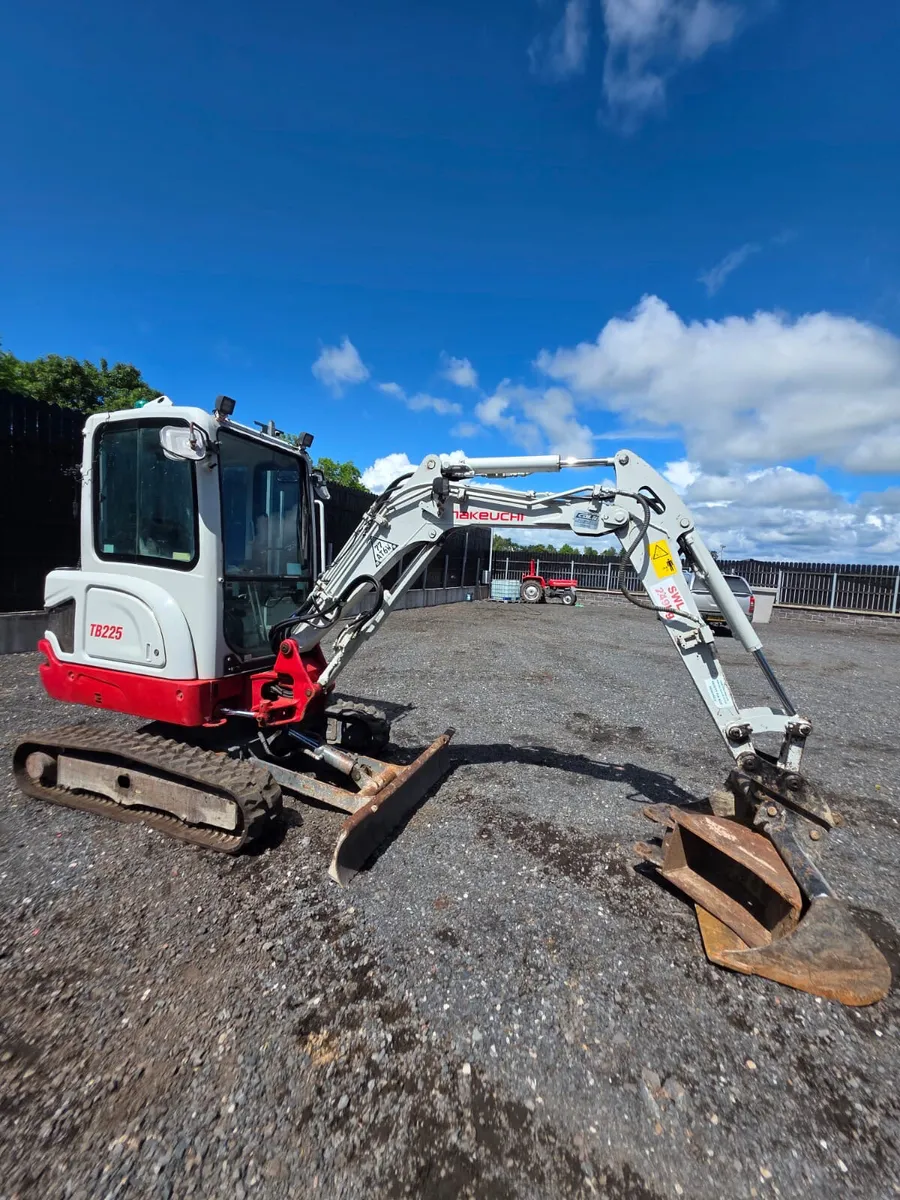2019 TAKEUCHI TB225 - Image 2