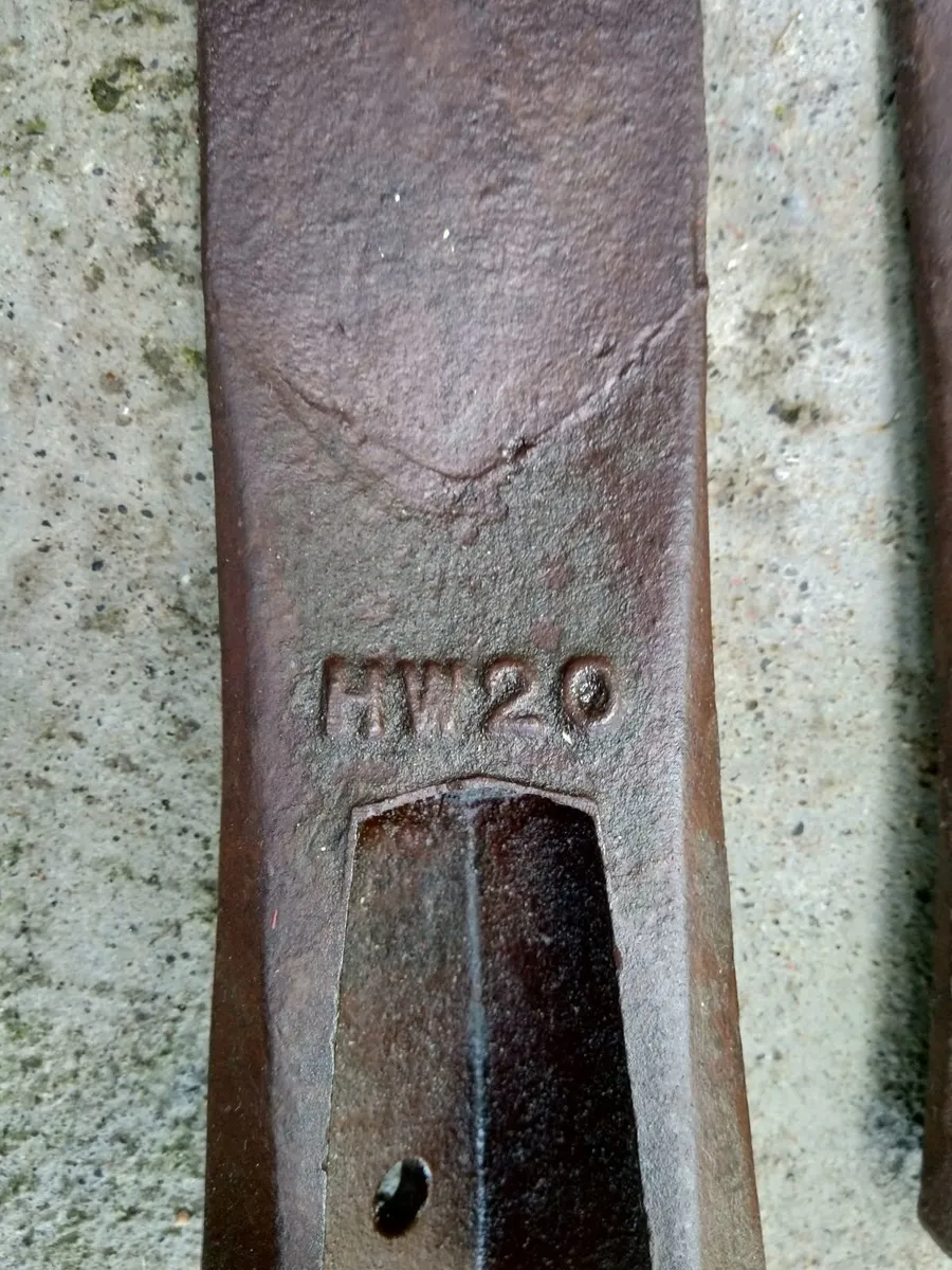 3. Vintage HW20 plough ridge points - Image 2