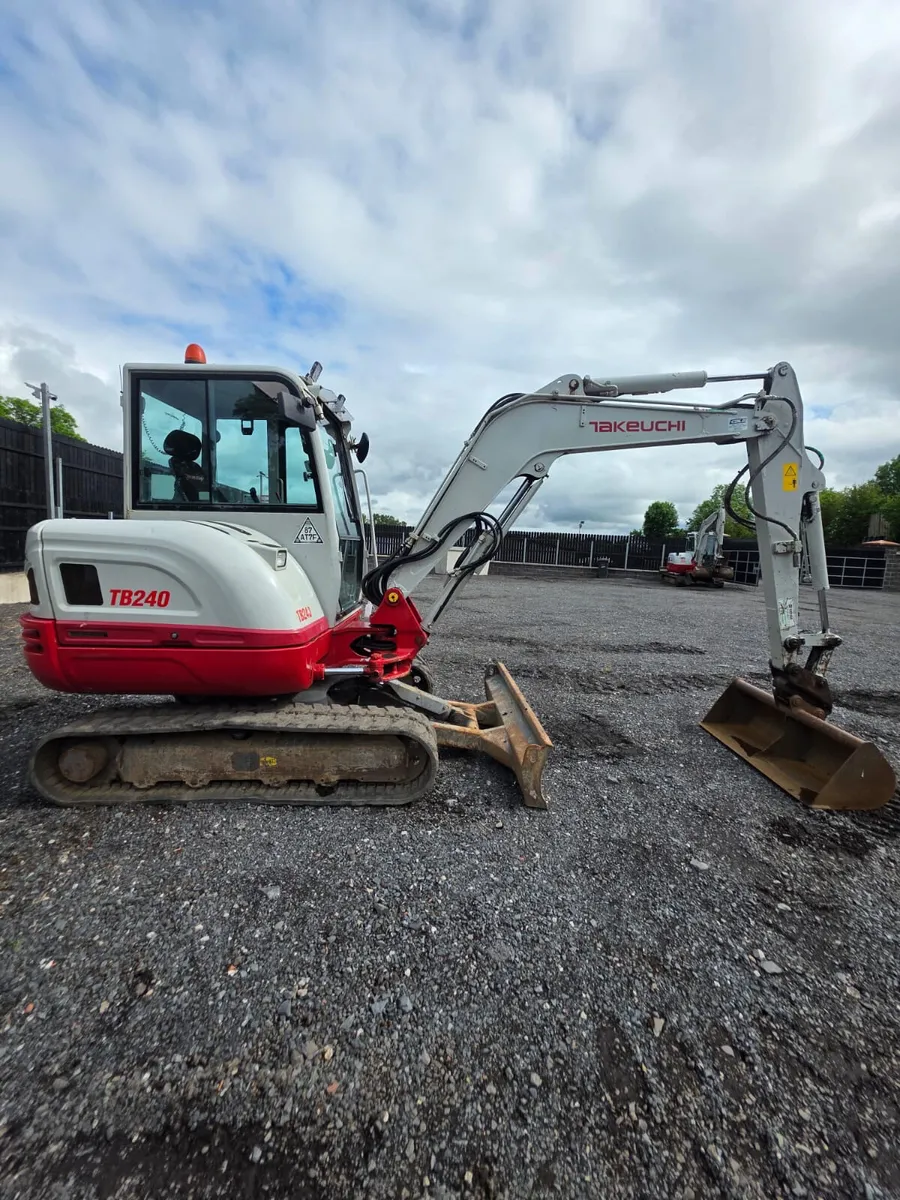 2018 TAKEUCHI TB240 - Image 1