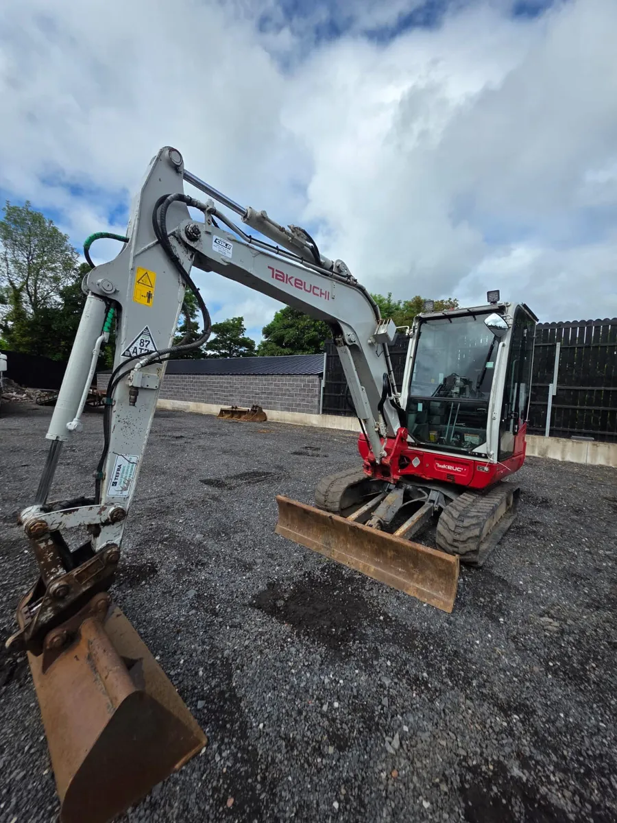 2018 TAKEUCHI TB240 - Image 4