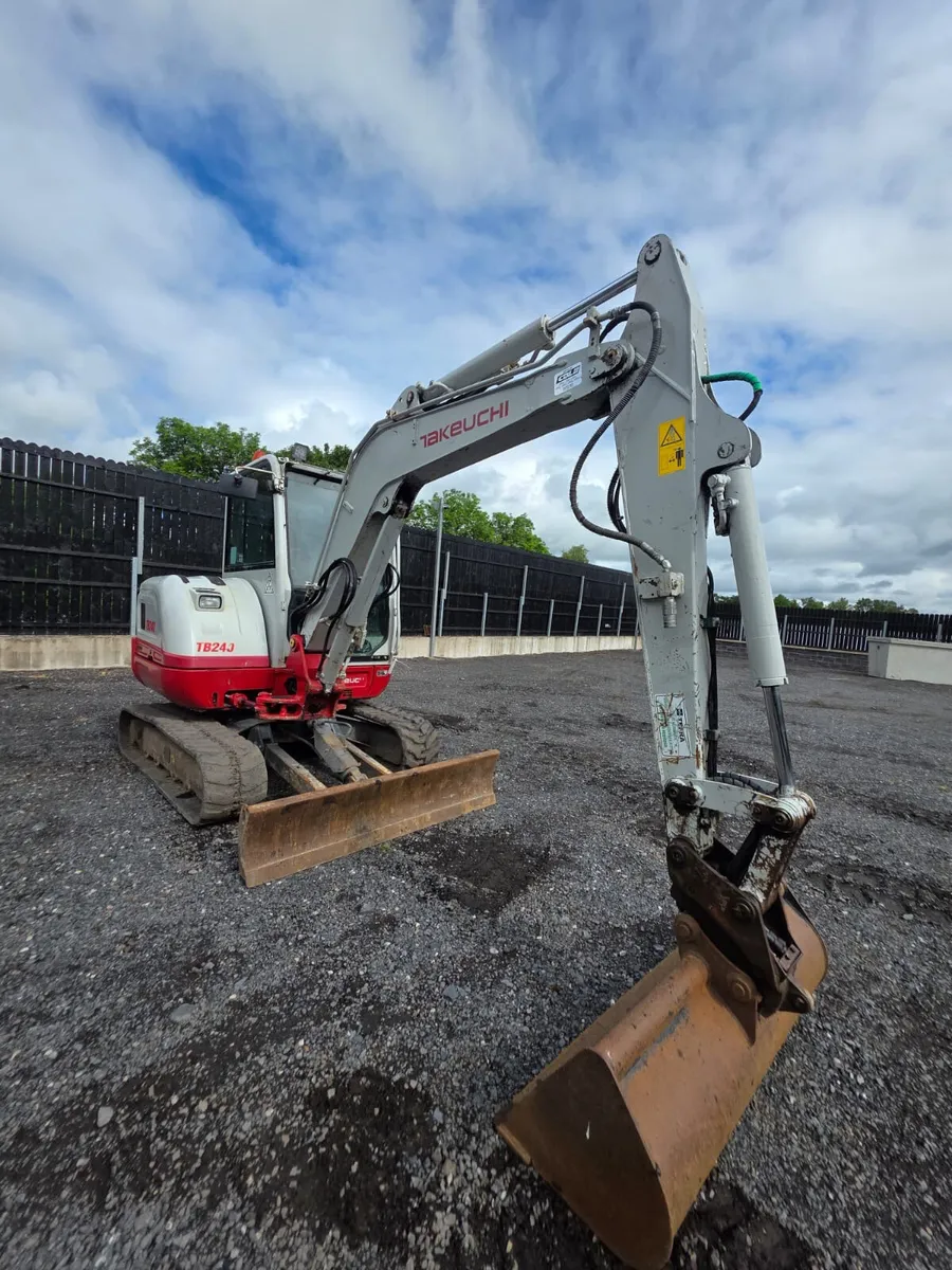 2018 TAKEUCHI TB240 - Image 3